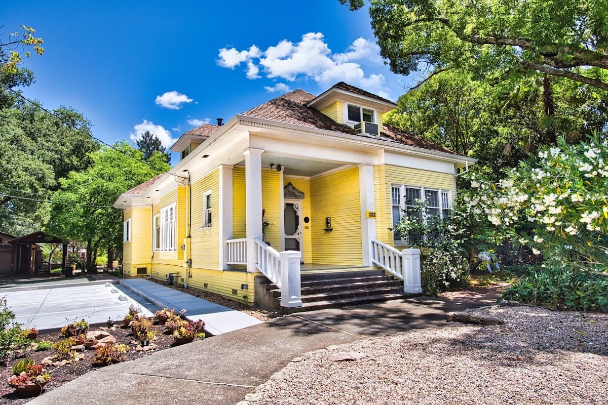 Castello Victorian Inn setting