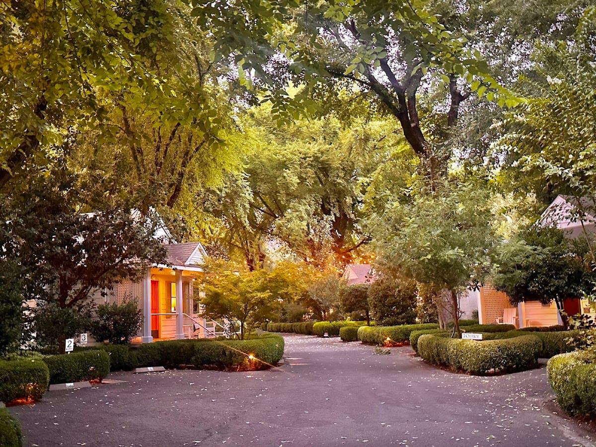 Cottage Grove Inn setting