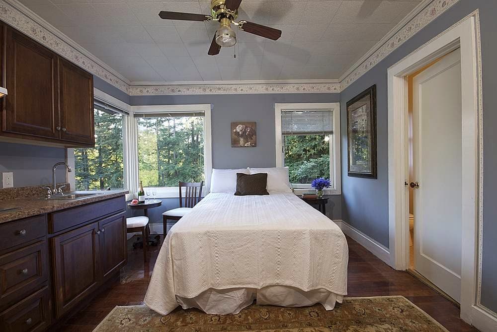 Room at Guerneville Lodge