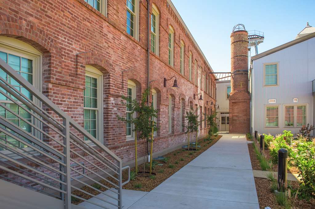 Hampton Inn Petaluma setting