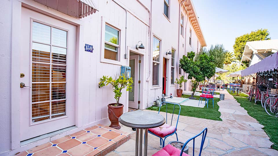 Metro Hotel & Cafe setting